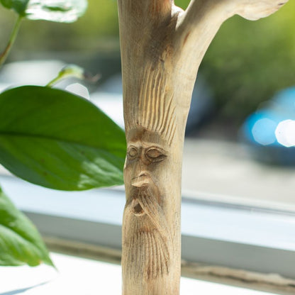 Homme Vert en bois parasite vu de profil