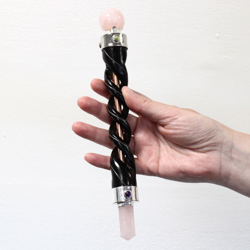 Baguettes de rituel à spirale de cuivre présentées ensemble