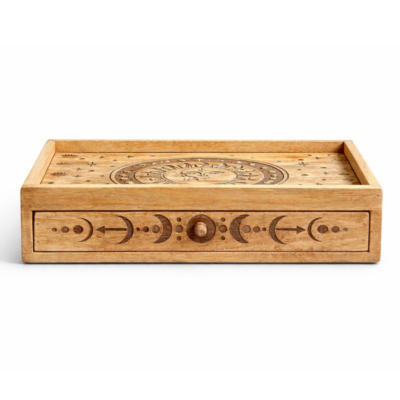 Tiroir du coffret ouvert avec jeux de cartes et pierres