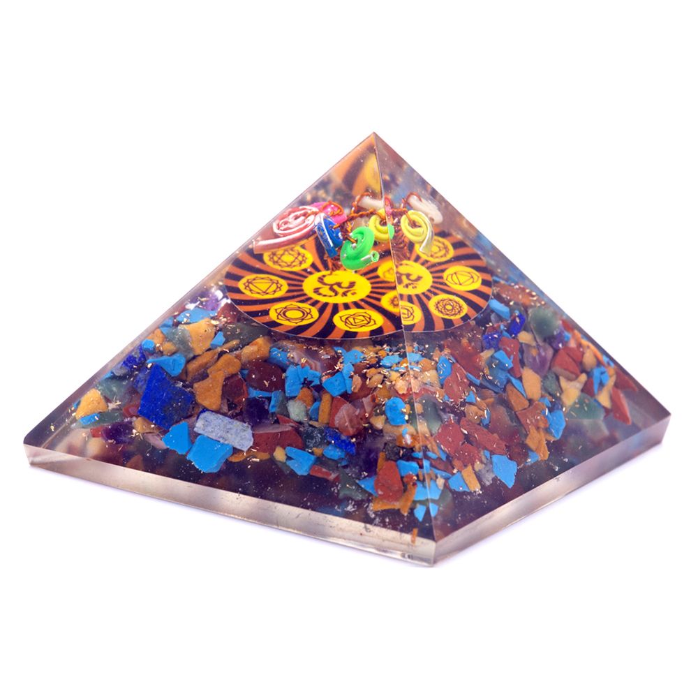 Pyramide en orgonite au symbole Om et pierres des chakras, 70 mm