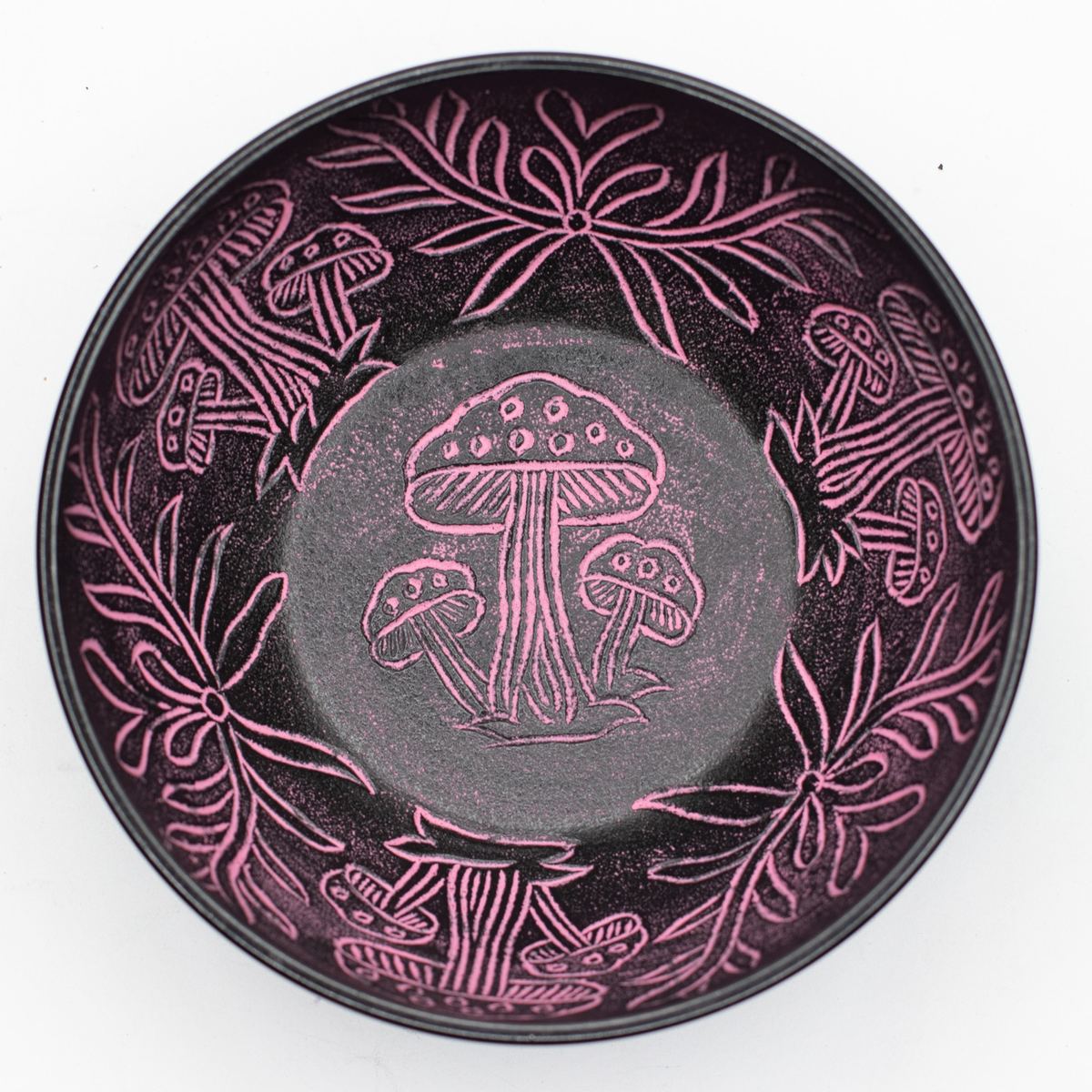 Gravure champignons à l'intérieur du bol rose