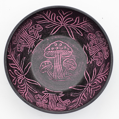 Gravure champignons à l'intérieur du bol rose