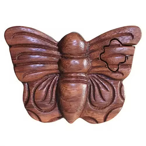 Boîte-puzzle en bois sculpté de Bali en forme de papillon