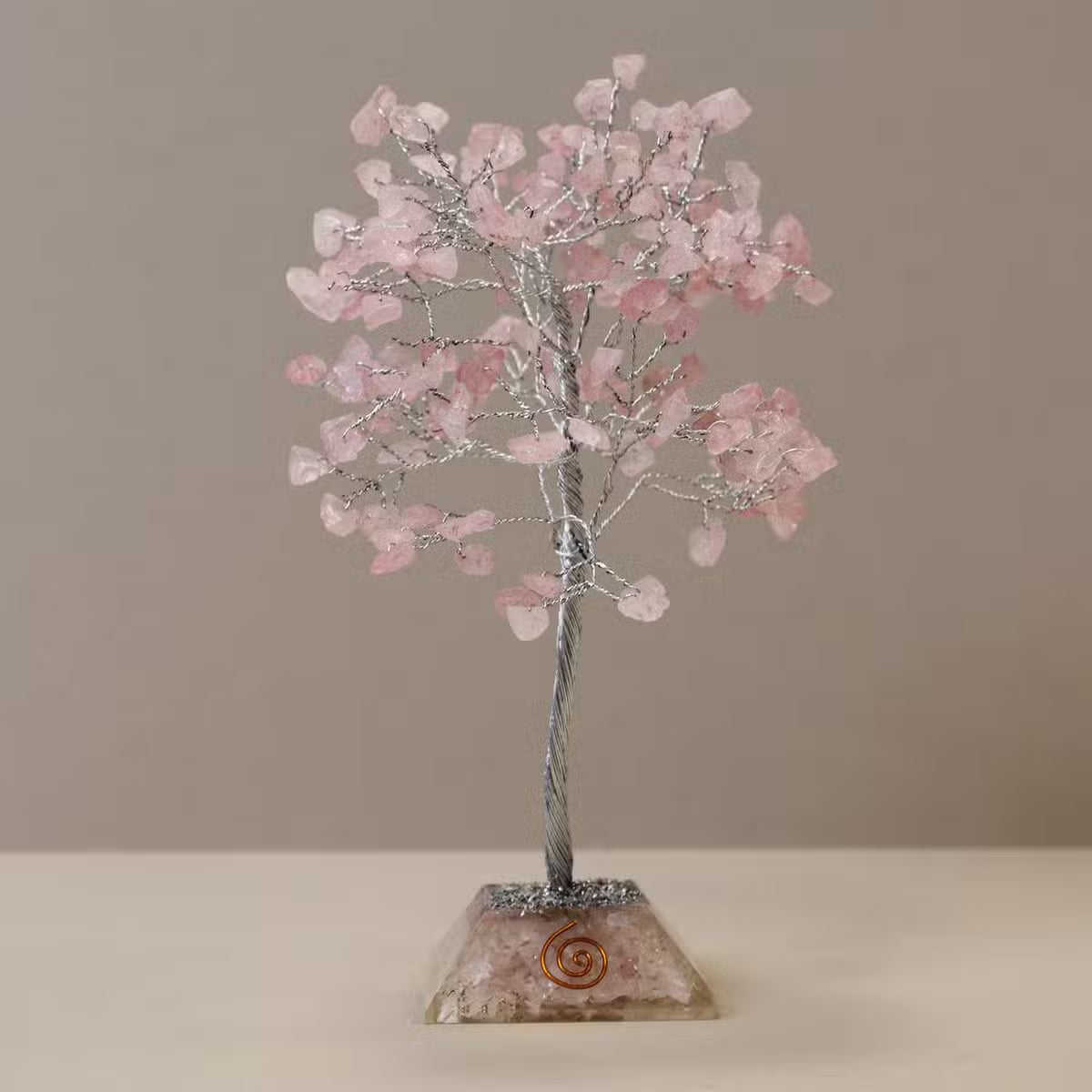 Arbre de gemmes en quartz rose sur orgonite, 160 pierres
