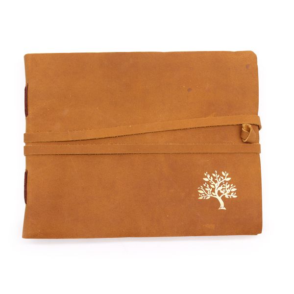 Carnet de croquis en cuir fauve à l'italienne, rabat à lanière et petit arbre doré estampé