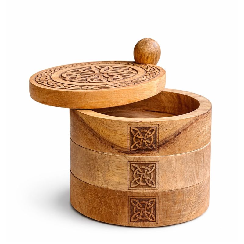 Boîte celtique avec les trois étages ouverts, pierres et bijoux
