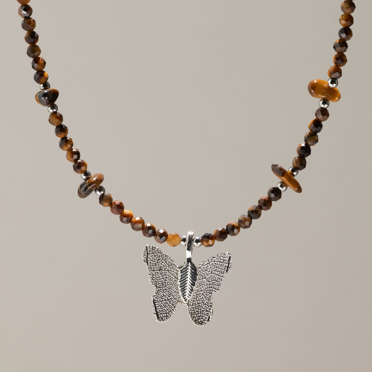Collier Œil de Tigre – Pendentif Papillon en Véritable Feuille