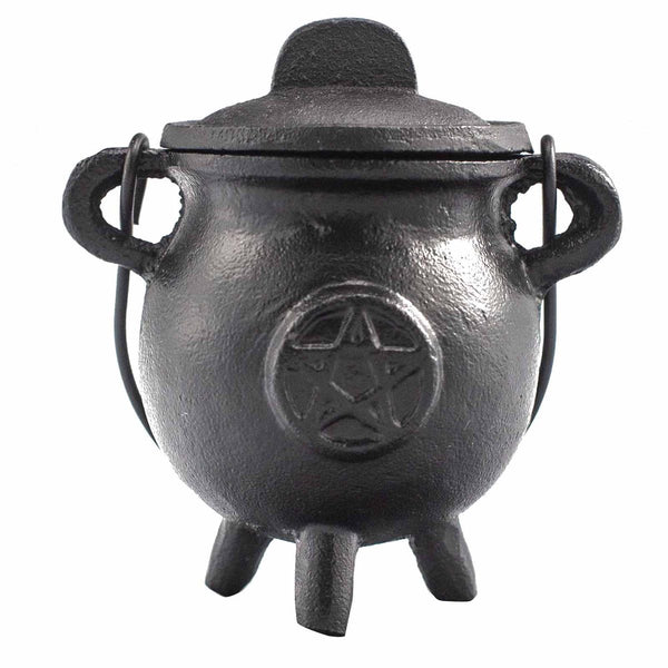 Chaudron en fonte à trois pieds avec couvercle et anse mobile, pentagramme cerclé en relief