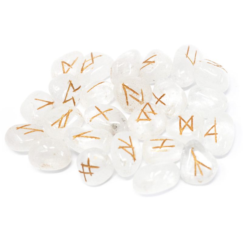 Jeu de 25 runes gravées en cristal de roche transparent, posées à côté de leur pochette