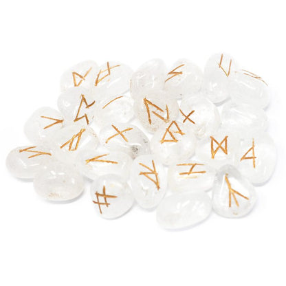 Jeu de 25 runes gravées en cristal de roche transparent, posées à côté de leur pochette