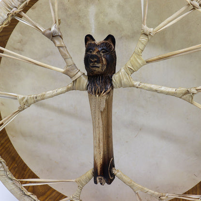 Gros plan sur la poignée sculptée en tête d'ours, au centre du laçage en étoile à l'arrière