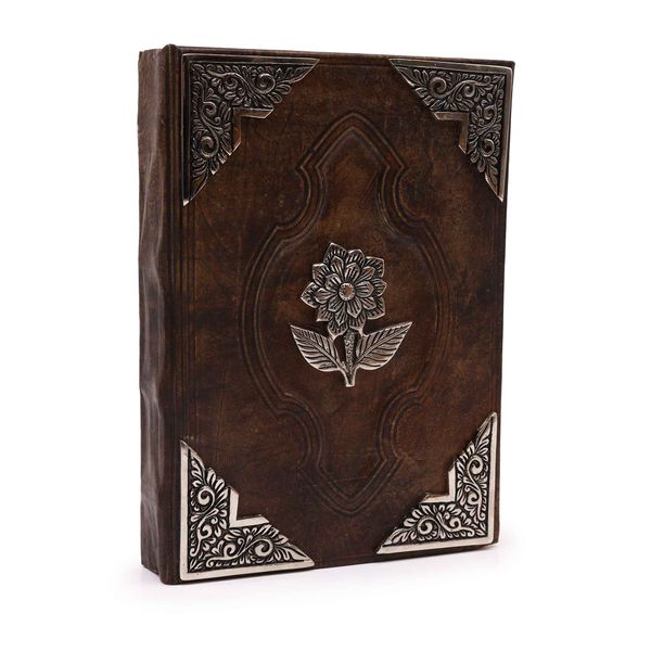 Grimoire en cuir brun foncé, encadrement de métal argenté repoussé et rose centrale