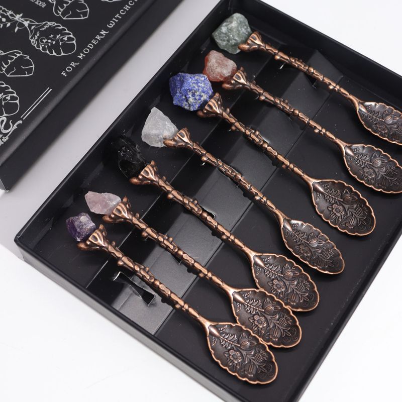 Cuillères bronze alignées dans leur coffret ouvert