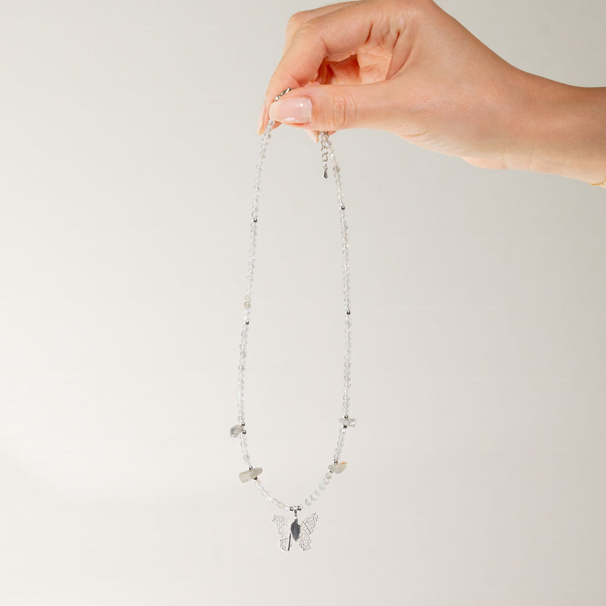 Collier Labradorite – Pendentif Papillon en Véritable Feuille