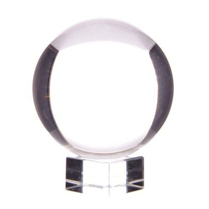 Boule de cristal K9 de 110 mm posée sur son socle, sur fond blanc