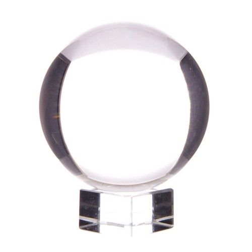 Boule de cristal K9 de 110 mm posée sur son socle, sur fond blanc