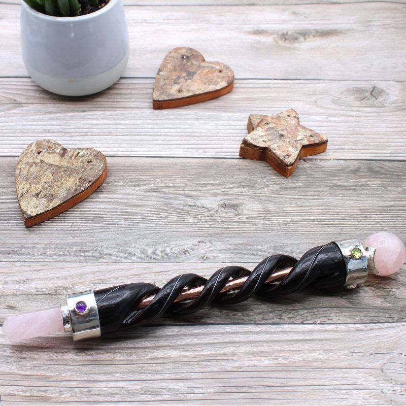 Baguette de rituel à tube de cuivre gravé en spirale avec pointe de quartz rose