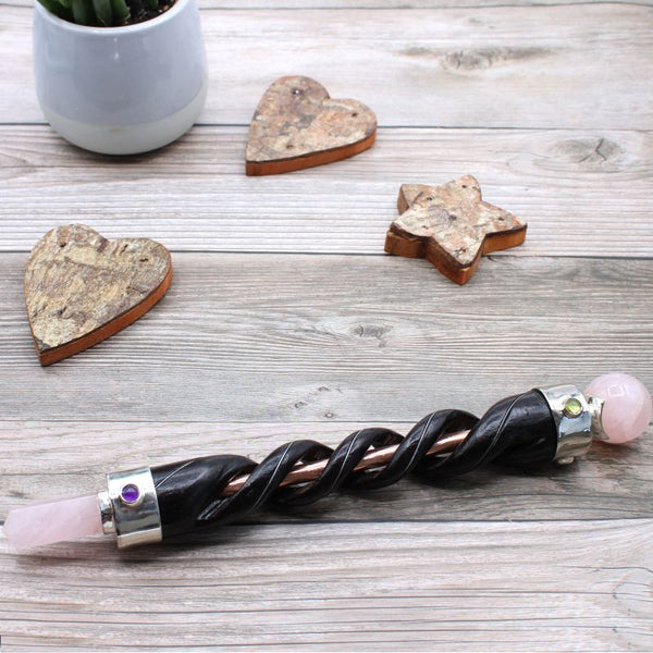 Baguette de rituel à tube de cuivre gravé en spirale avec pointe de quartz rose