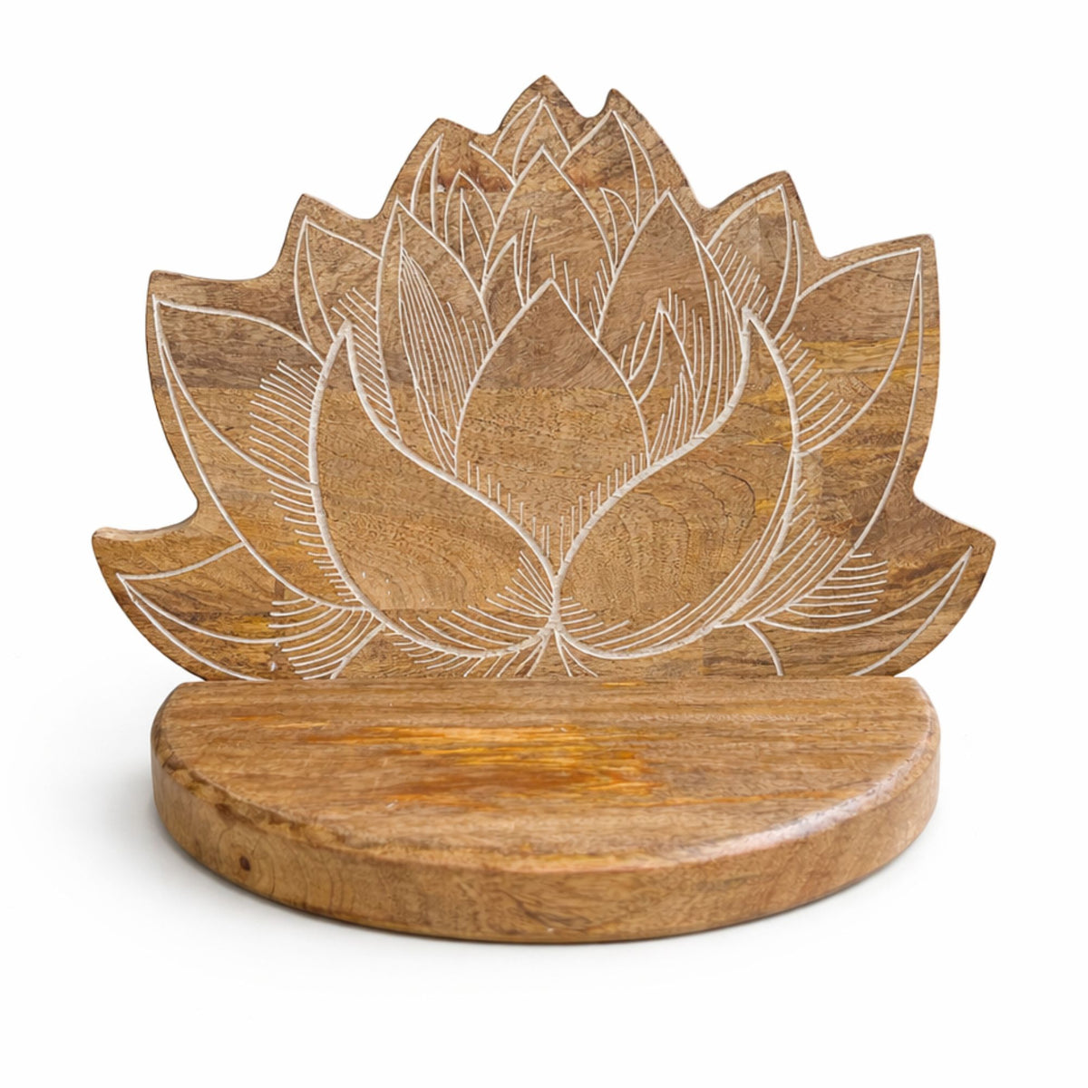 Étagère murale en forme de fleur de lotus, bois de manguier miel, nervures des pétales gravées et rehaussées de blanc, sur une tablette demi-ronde épaisse