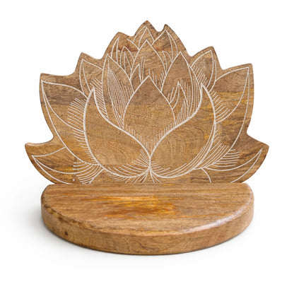 Étagère murale en forme de fleur de lotus, bois de manguier miel, nervures des pétales gravées et rehaussées de blanc, sur une tablette demi-ronde épaisse