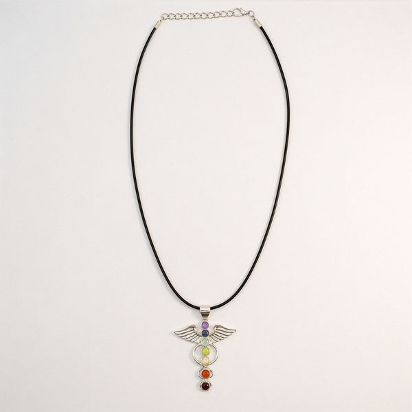 Pendentif à ailes déployées en métal argenté avec sept pierres de couleur alignées, sur cordon noir