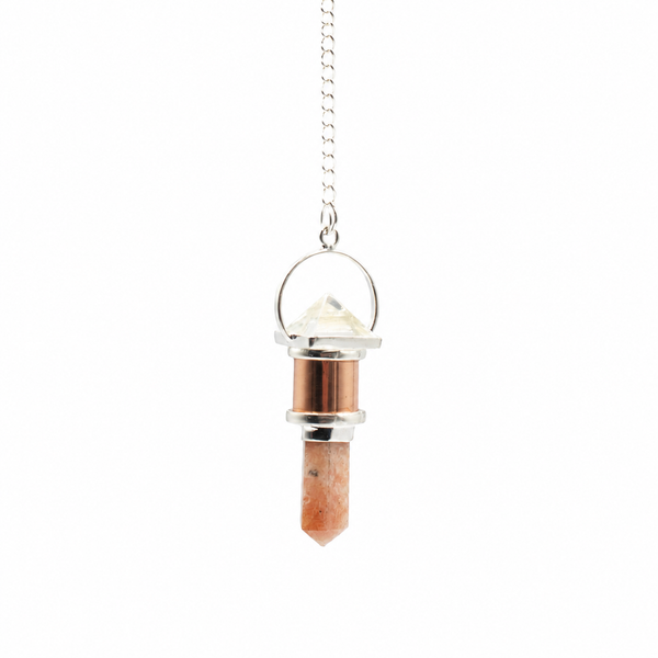 Pendule à corps de cuivre ouvragé avec cristal de roche et pierre de soleil