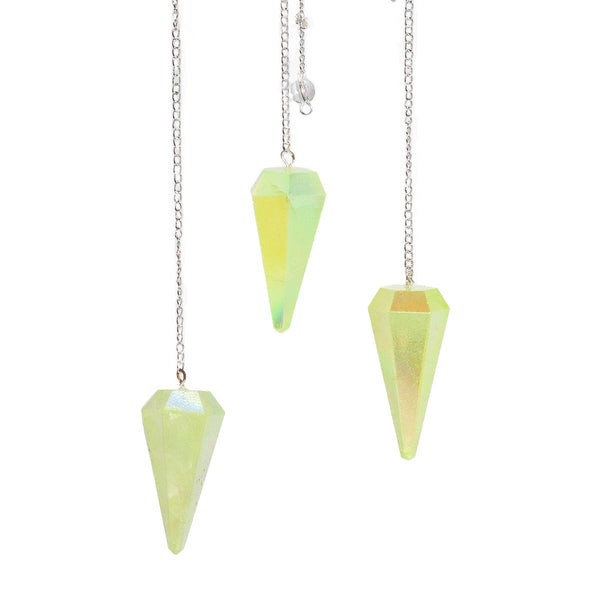 Trois pendules hexagonaux en quartz teinté vert d'eau irisé, chaîne argentée, sur fond blanc