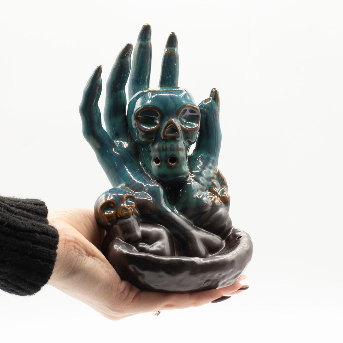 Brûle-Encens à Reflux Crâne dans une Main – Fontaine à Encens Céramique 18 cm