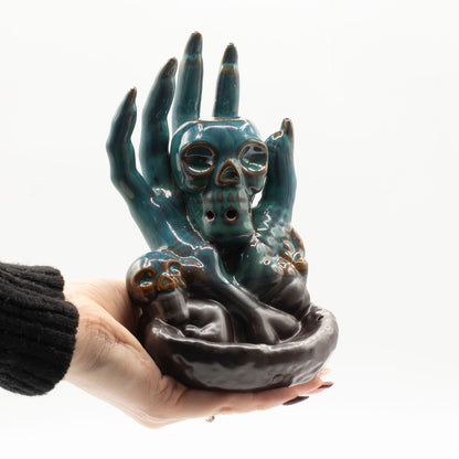 Brûle-Encens à Reflux Crâne dans une Main – Fontaine à Encens Céramique 18 cm