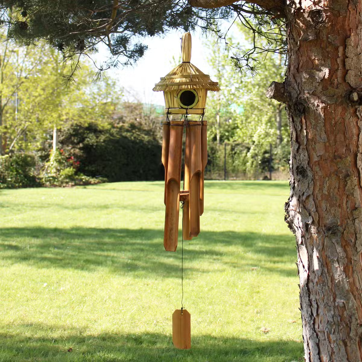 Nichoir rond en jonc de mer avec carillon de bambou, 45 cm