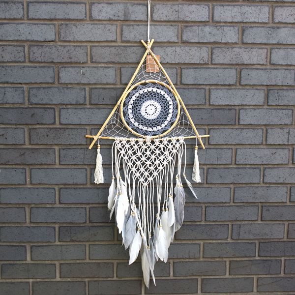 Attrape-rêves triangulaire en macramé, monture de branches, œil crocheté blanc et gris, plumes blanches