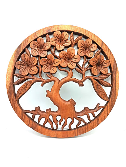 Panneau mural rond ajouré en bois de suar : arbre de vie fleuri de frangipaniers, 40 cm