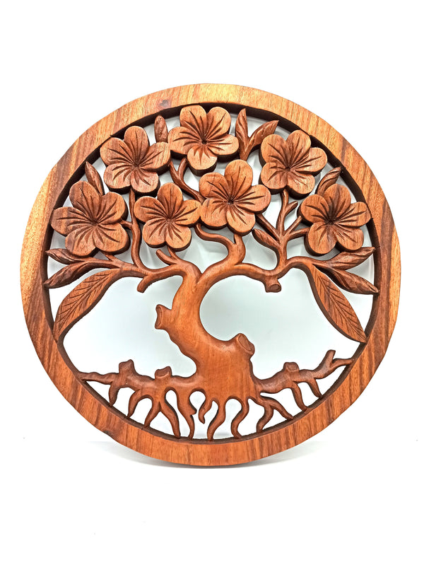 Panneau mural rond ajouré en bois de suar : arbre de vie fleuri de frangipaniers, 40 cm
