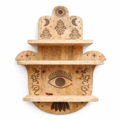 Étagère murale en forme de main hamsa, bois de manguier clair, trois tablettes, motifs pyrogravés : soleil, croissants de lune, étoiles, grand œil central et lotus