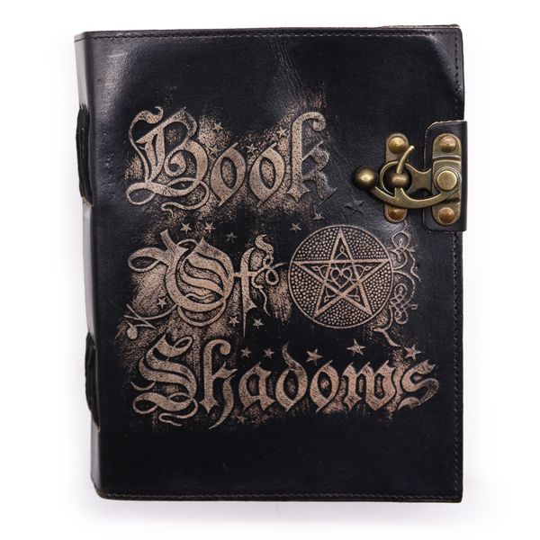 Livre des Ombres en cuir noir, pentacle dans un croissant de lune et titre en lettres gothiques, fermoir laiton