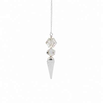 Pendule monté en trois pièces de cristal de roche sur sa chaîne