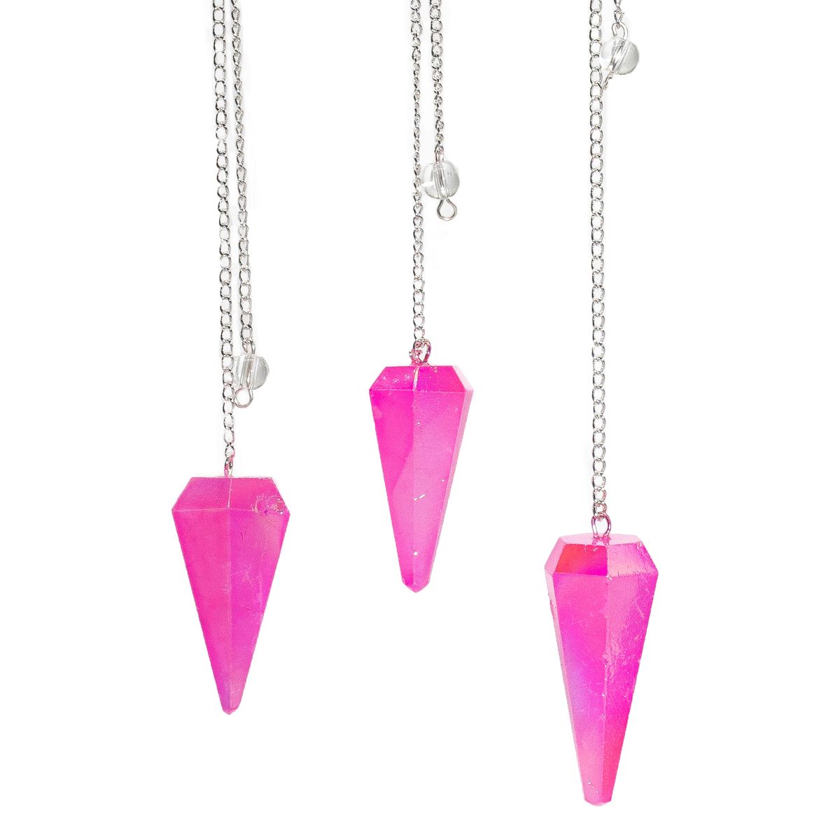 Trois pendules hexagonaux en quartz teinté rose irisé, chaîne argentée, sur fond blanc