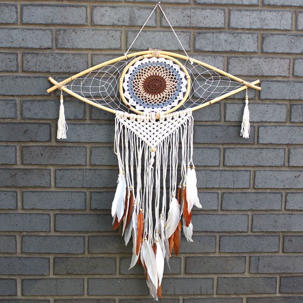 Attrape-rêves en macramé de 70 cm, œil crocheté dans les tons bruns et blancs, plumes fauves et blanches
