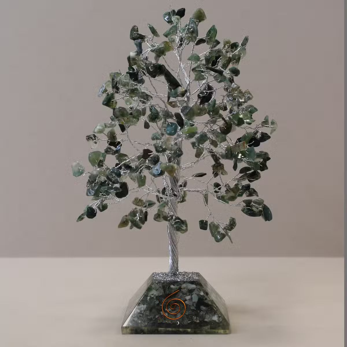 Grand arbre de gemmes en agate mousse sur orgonite, 320 pierres