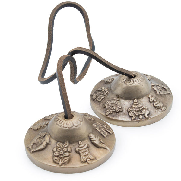 Paire de cymbales tingsha en laiton gravées des symboles de chance, 6 cm