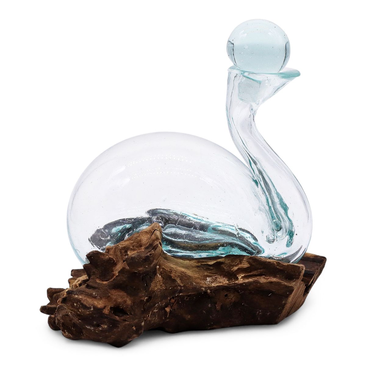 Carafe en verre soufflé en forme de cygne, col recourbé et bouchon boule, sur racine de bois foncée