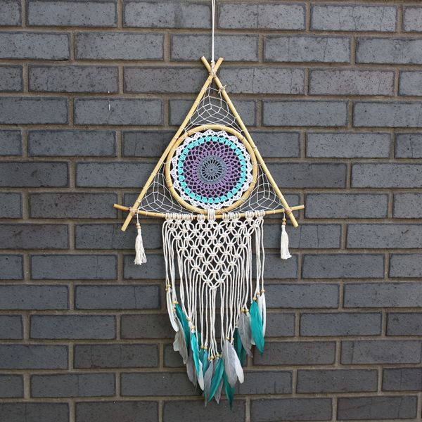 Attrape-rêves triangulaire en macramé, monture de branches, œil crocheté blanc et turquoise, plumes blanches et turquoise