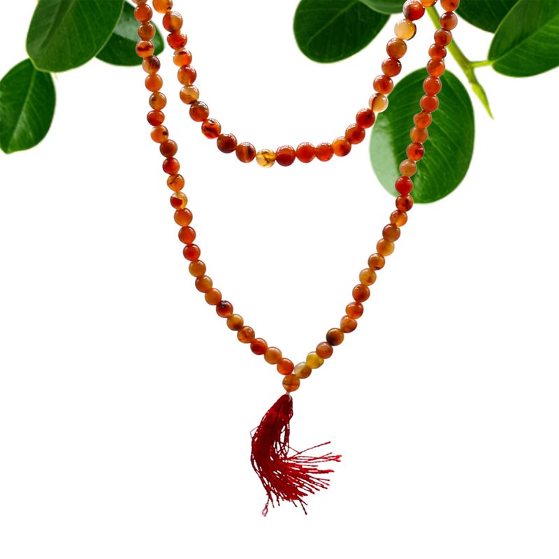 Détail des perles de cornaline, du miel au brique
