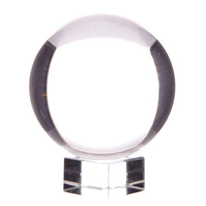 Boule de cristal K9 de 130 mm posée sur son socle, sur fond blanc