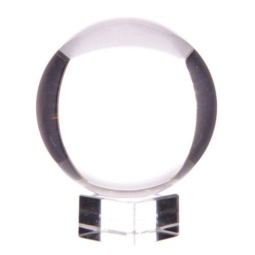 Boule de cristal K9 de 130 mm posée sur son socle, sur fond blanc