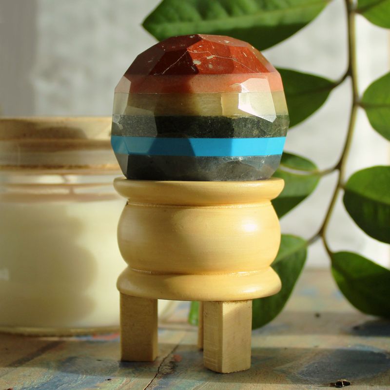 Boule 7 chakras et socle en bois tourné, vue de côté