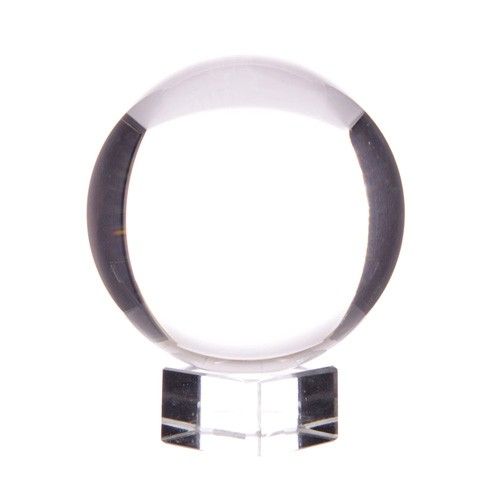 Boule de cristal K9 de 100 mm posée sur son socle, sur fond blanc