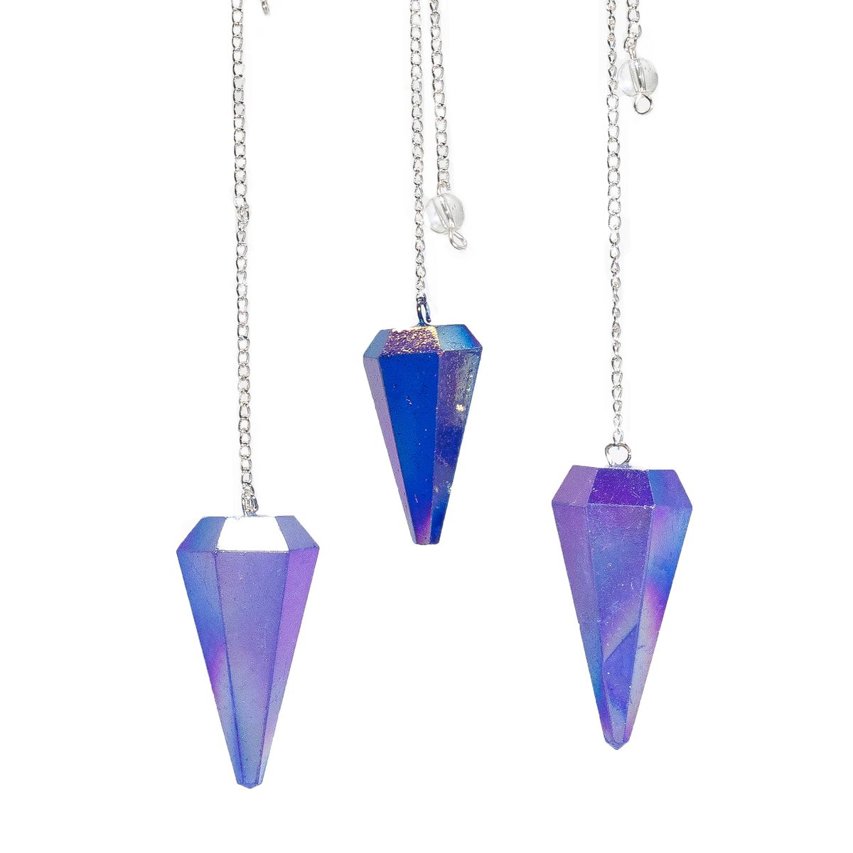 Trois pendules hexagonaux en quartz teinté bleu irisé, chaîne argentée, sur fond blanc