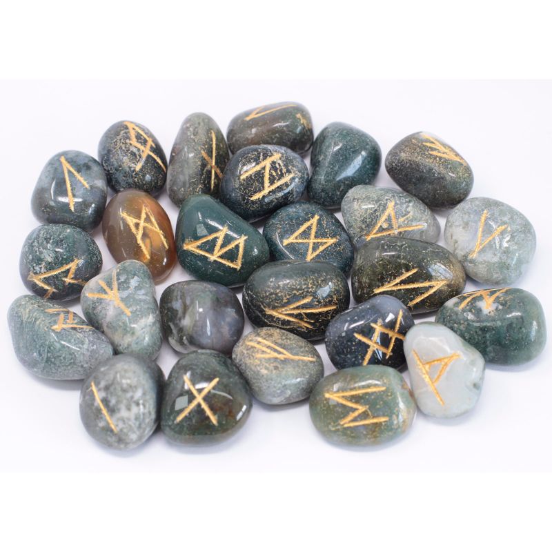 Jeu de 25 runes gravées en agate mousse aux inclusions vertes arborescentes, avec leur pochette