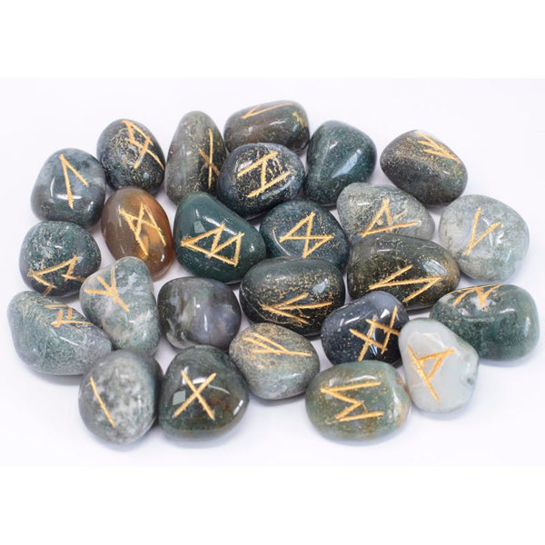Jeu de 25 runes gravées en agate mousse aux inclusions vertes arborescentes, avec leur pochette